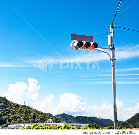 有交通燈和藍天的鄉村風景 有交通燈和藍天的鄉村風景 128902066