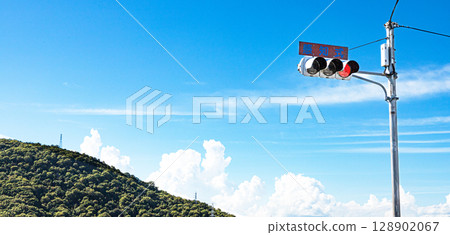 有交通燈和藍天的鄉村風景 128902067