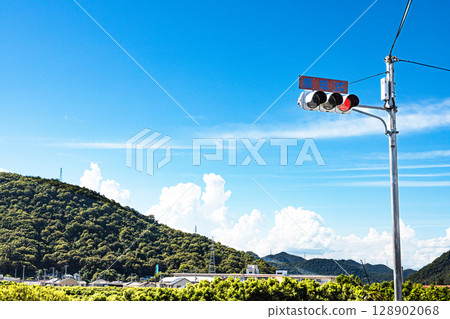 有交通燈和藍天的鄉村風景 128902068