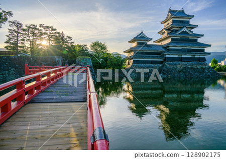 [Sunrise] Usubashi Bridge and Matsumoto Castle 128902175