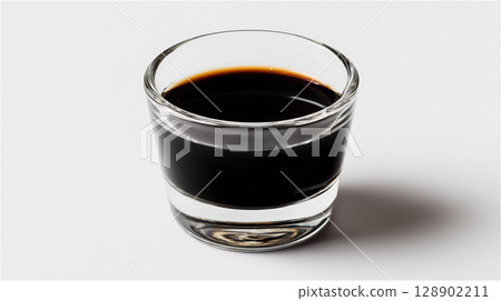 黑醋倒入透明玻璃杯的特寫照片 128902211