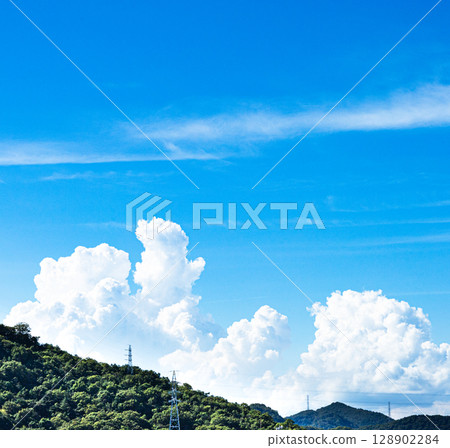 夏日藍天白雲的簡單風景 128902284