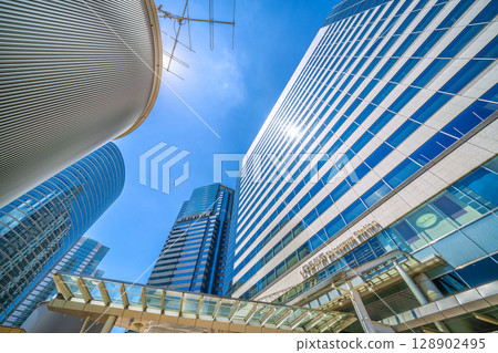 7 月 26 日，日本東京城市景觀，俯瞰品川站和辦公大樓 128902495