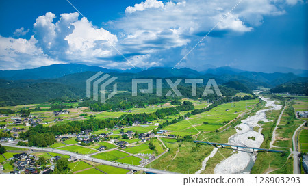 富山縣滑川市週邊的夏季風景 128903293