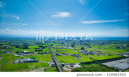 富山縣滑川市週邊的夏季風景 富山縣滑川市週邊的夏季風景 128903303