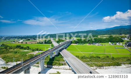 富山縣滑川市週邊的夏季風景 富山縣滑川市週邊的夏季風景 128903310