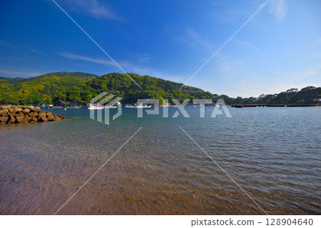 伊豆半島中部地區、美濱岬、靜岡縣沼津市戶田市面向戶田港的平靜海水的美濱海灘 (2) 128904640