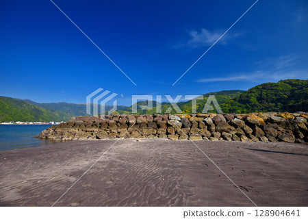 伊豆半島中部地區、美濱岬、靜岡縣沼津市戶田市面向戶田港的平靜海水的美濱海灘 (3) 128904641