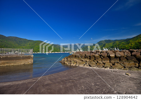 伊豆半島中部地區、美濱岬、靜岡縣沼津市戶田市面向戶田港的平靜海水的美濱海灘 (4) 伊豆半島中部地區、美濱岬、靜岡縣沼津市戶田市面向戶田港的平靜海水的美濱海灘 (4) 128904642