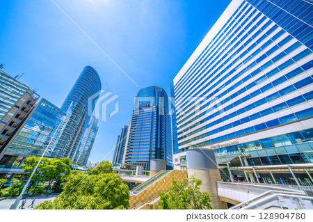 7 月 26 日，日本東京城市景觀，俯瞰品川站和辦公大樓 128904780