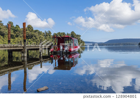 紐西蘭西海岸弗朗茲約瑟夫附近的馬普里卡湖湖畔景色 紐西蘭西海岸弗朗茲約瑟夫附近的馬普里卡湖湖畔景色 128904801