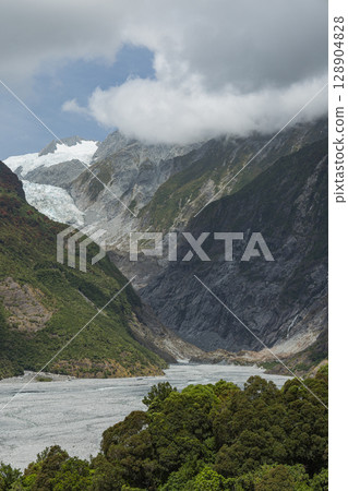 從紐西蘭韋斯特蘭國家公園的哨兵岩上看到的弗朗茲約瑟夫冰川 128904828
