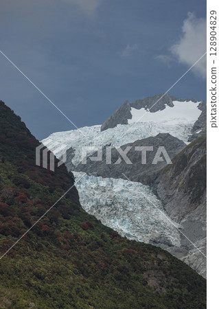 從紐西蘭韋斯特蘭國家公園的哨兵岩上看到的弗朗茲約瑟夫冰川 128904829