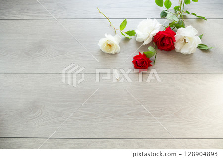 Light background with delicate red and white roses 128904893