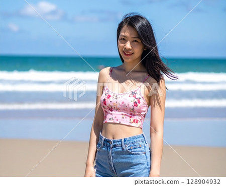 夏天站在海灘上的年輕女子 128904932