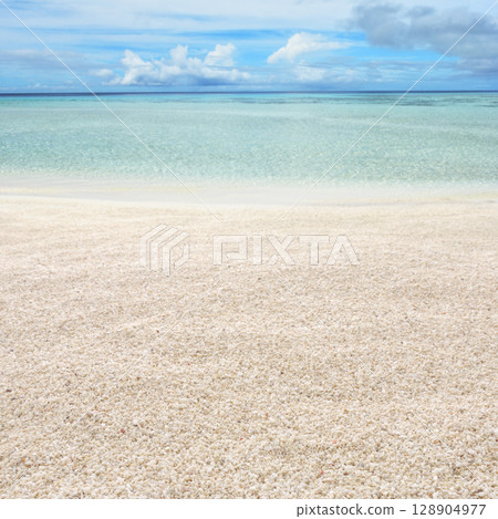 藍色海和白色沙子海灘 藍色海和白色沙子海灘 128904977
