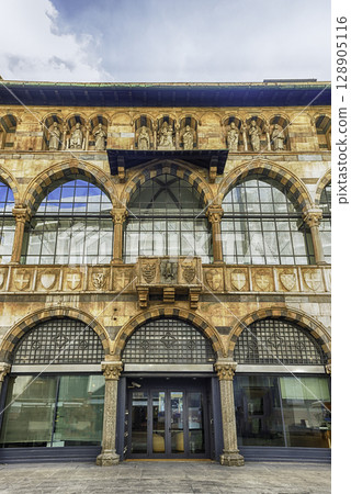 Loggia degli Osii, historical building in Piazza Mercanti, Milan, Italy Loggia degli Osii, historical building in Piazza Mercanti, Milan, Italy 128905116