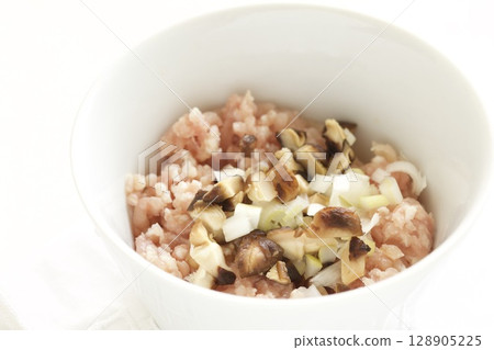 乾香菇切碎,肉末 乾香菇切碎,肉末 128905225