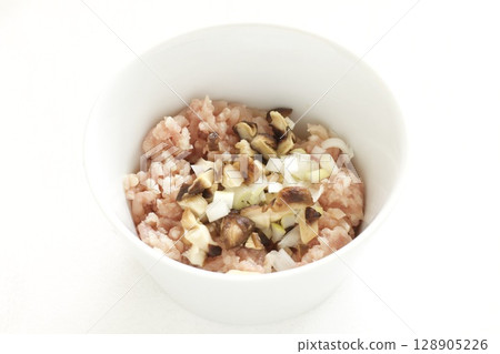 乾香菇切碎,肉末 乾香菇切碎,肉末 128905226