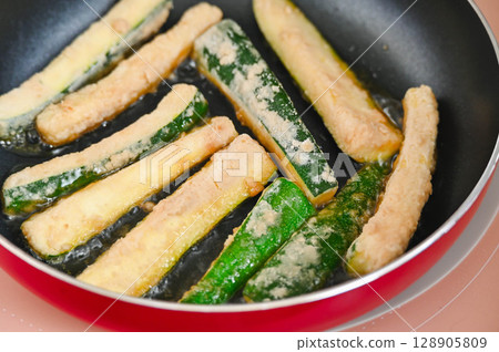 在煎鍋裡煎出西葫蘆 128905809