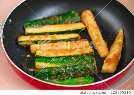 在煎鍋裡煎出西葫蘆 128905810