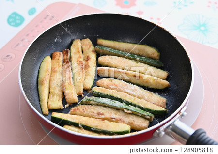 fried zucchini 128905818