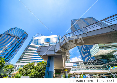7 月 26 日，日本東京城市景觀，俯瞰品川站和辦公大樓 128905831