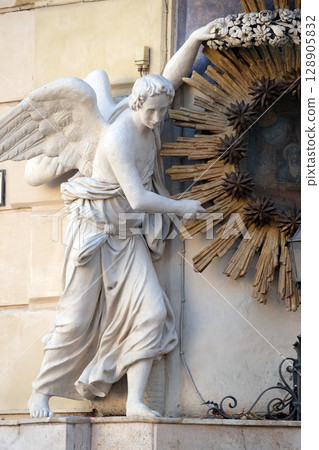 Angel, Madonna dell Archetto, Palazzo Castellani, Piazza di Trevi in Rome, Italy Angel, Madonna dell Archetto, Palazzo Castellani, Piazza di Trevi in Rome, Italy 128905832