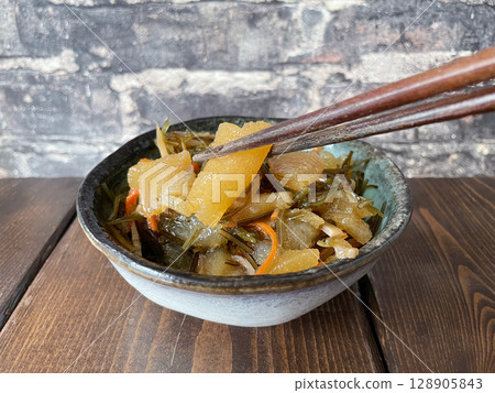 松前漬:北海道當地特色菜,用海帶、魷魚乾和鯡魚籽製成。 松前漬:北海道當地特色菜,用海帶、魷魚乾和鯡魚籽製成。 128905843