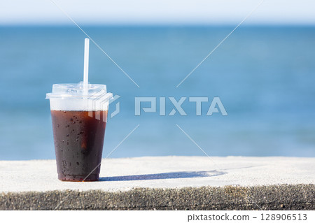 Cold iced coffee on the beach in midsummer 128906513
