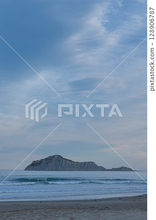 從紐西蘭霍克斯灣黑斯廷斯的懷瑪拉瑪海灘望去的熊島 從紐西蘭霍克斯灣黑斯廷斯的懷瑪拉瑪海灘望去的熊島 128906787