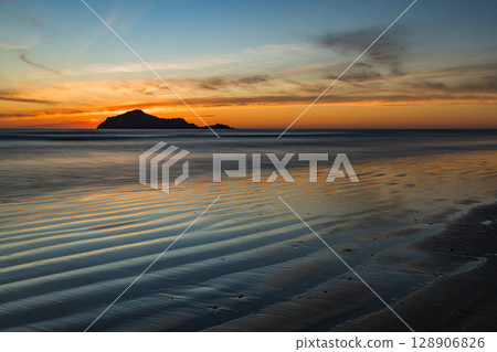 紐西蘭霍克斯灣黑斯廷斯的懷瑪拉瑪海灘的熊島和清晨的日出天空 128906826