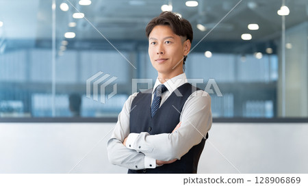 交叉雙臂微笑的男性商人 交叉雙臂微笑的男性商人 128906869