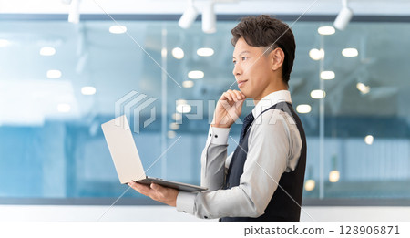 使用筆記型電腦的男性商人 128906871