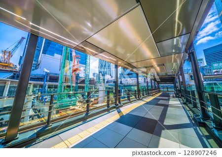 7月26日，日本東京城市景觀。酷熱難耐……巨型重型機械排成一列……再見，澀谷站西口。全面動工。 128907246