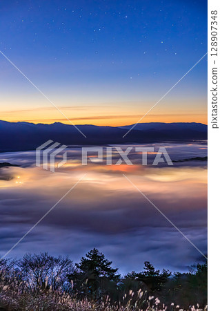黎明站在霧與星的邊界上 黎明站在霧與星的邊界上 128907348