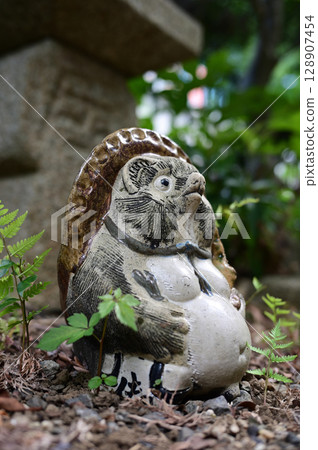 站立的狸貓雕像 站立的狸貓雕像 128907454