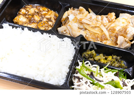 美味的中式燒烤午餐,包括豬肉和生薑 美味的中式燒烤午餐,包括豬肉和生薑 128907503
