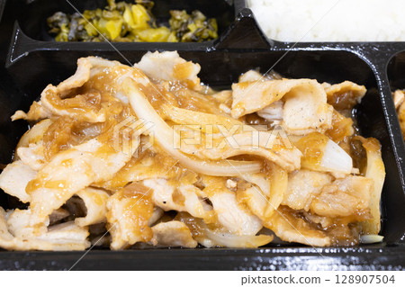 美味的中式燒烤午餐,包括豬肉和生薑 美味的中式燒烤午餐,包括豬肉和生薑 128907504