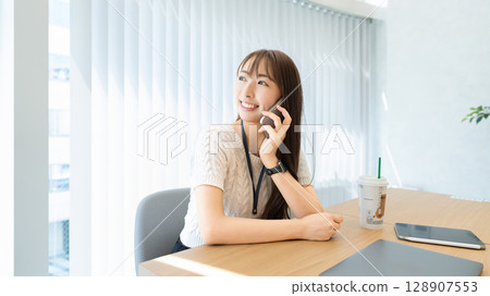 Smiling woman/businesswoman talking on smartphone 128907553