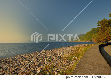 Chubu region, Izu Peninsula, Cape Mihama, Suruga Bay at dusk as the sun begins to shine, Toda, Numazu City, Shizuoka Prefecture (2) 128907615