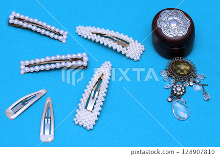 Retro fashion accessories 128907810