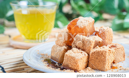夏天，用黑糖漿和大豆粉做的蕨餅和冷茶來消暑 128908013