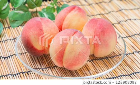 夏天成熟的桃子排列在竹簾上 夏天成熟的桃子排列在竹簾上 128908092