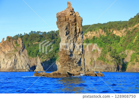 [Shimane Prefecture] Candle Island on a clear day (Dogo, Oki Islands) 128908750