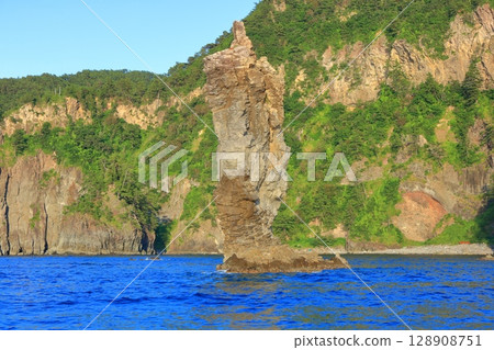 [Shimane Prefecture] Candle Island on a clear day (Dogo, Oki Islands) 128908751