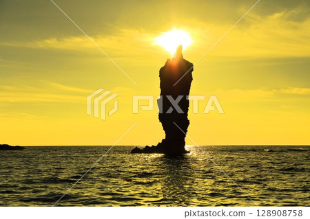 [Shimane Prefecture] Candle Island lit up by the setting sun (Dogo, Oki Islands) 128908758
