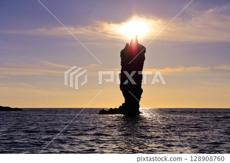 [Shimane Prefecture] Candle Island lit up by the setting sun (Dogo, Oki Islands) 128908760