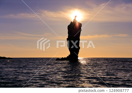 [Shimane Prefecture] Candle Island lit up by the setting sun (Dogo, Oki Islands) 128908777