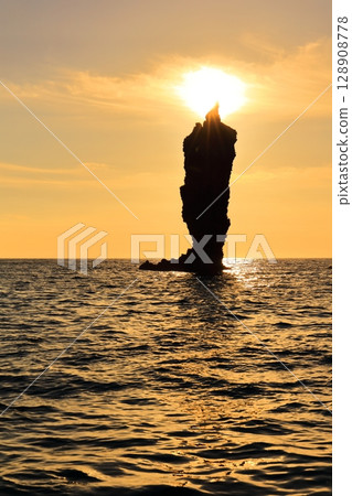 [Shimane Prefecture] Candle Island lit up by the setting sun (Dogo, Oki Islands) 128908778